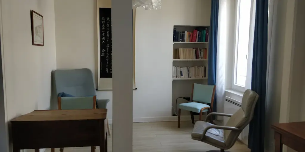 Vue du cabinet de consultation à Sceaux : cadre de séance.